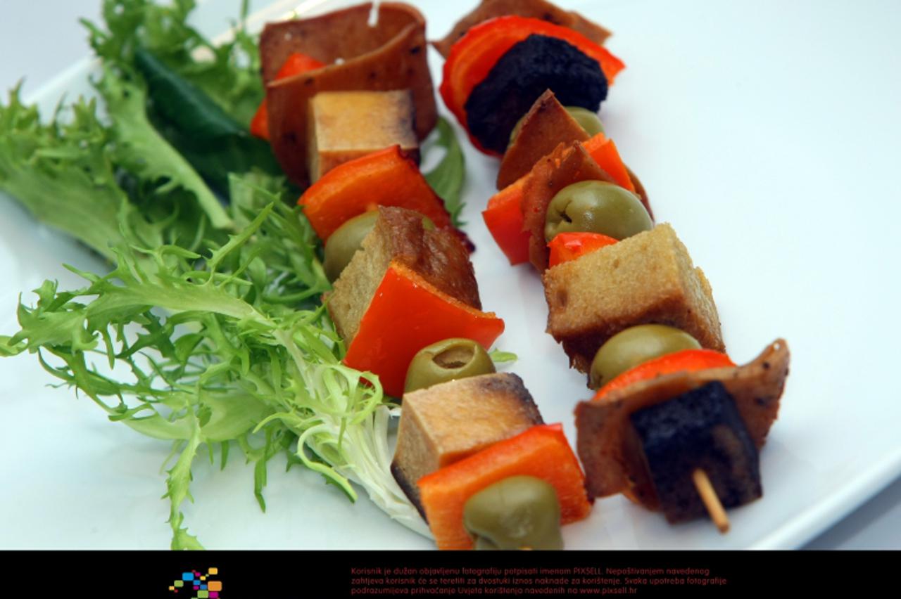 '30.11.2011., Ilica 72, Zagreb - U kuhinji restorana Nova dvije kuharice spremile su zdravu vegetarijansku Bozicnu ponudu slanog i slatkog jela. Photo: Sanjin Strukic/PIXSELL'