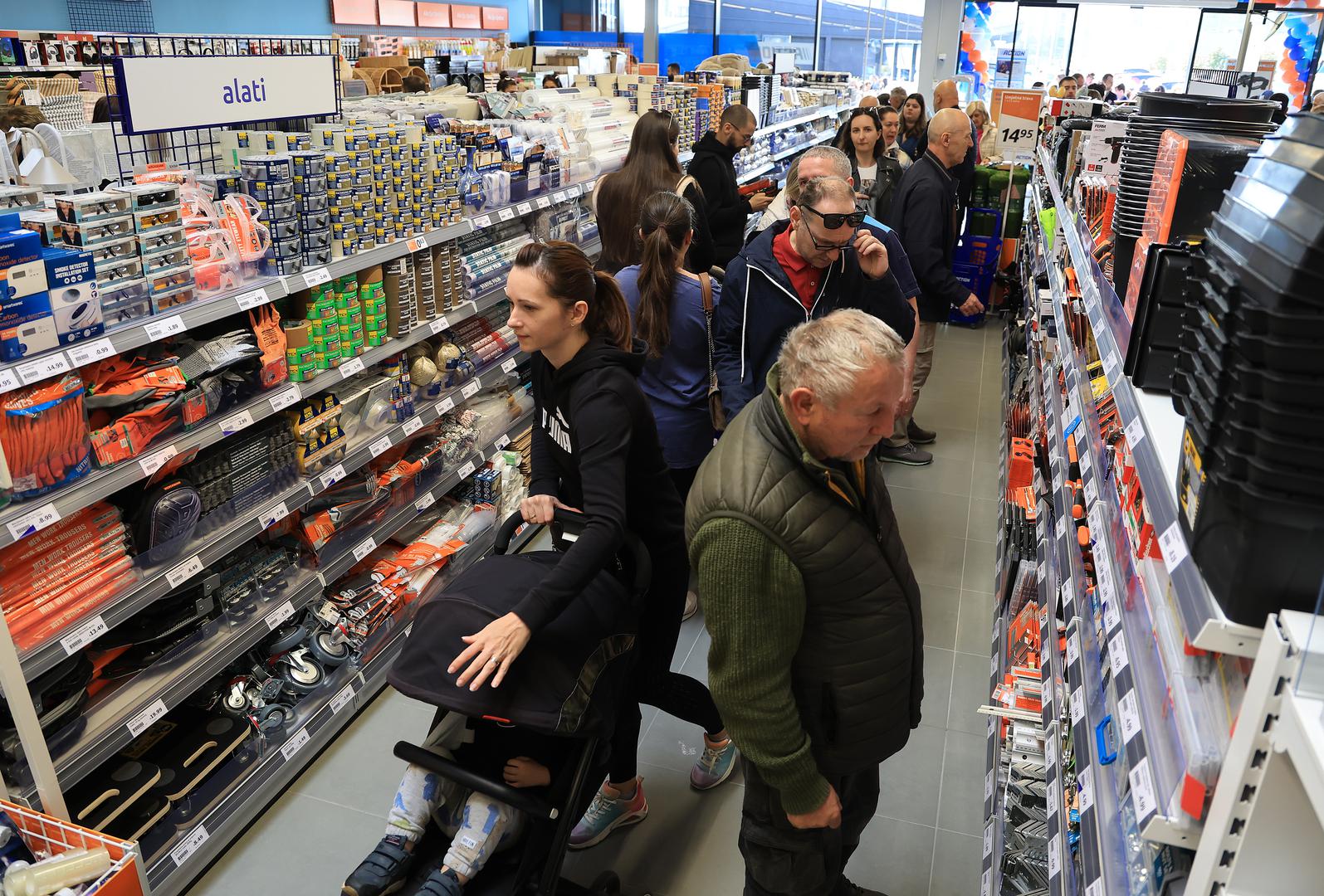 Trgovački centar Park & Shop u Sesvetama prva je lokacija novog Actiona, a kao iduće lokacije spominju se Ivanec i Labin. Prema neslužbenim informacijama, Action planira otvoriti trgovine u postojećim retail parkovima, što znači da će proces otvaranja ići brzo.

