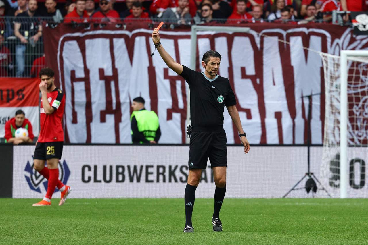 SV Wehen Wiesbaden v St. Pauli