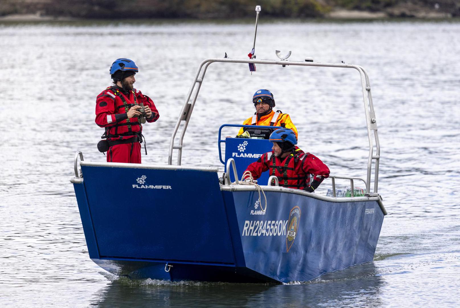 06.10.2025., Sotin - Na Dunavu kod Sotina prevrnuo se camac sa vise putnika, deset ljudi je spaseno dok je jedan smrtno stradao,a za jednim se jos traga. Sluzbe civilne zastite u suradnji s policijom pretrazuju obalu Dunava Photo: Davor Javorovic/PIXSELL