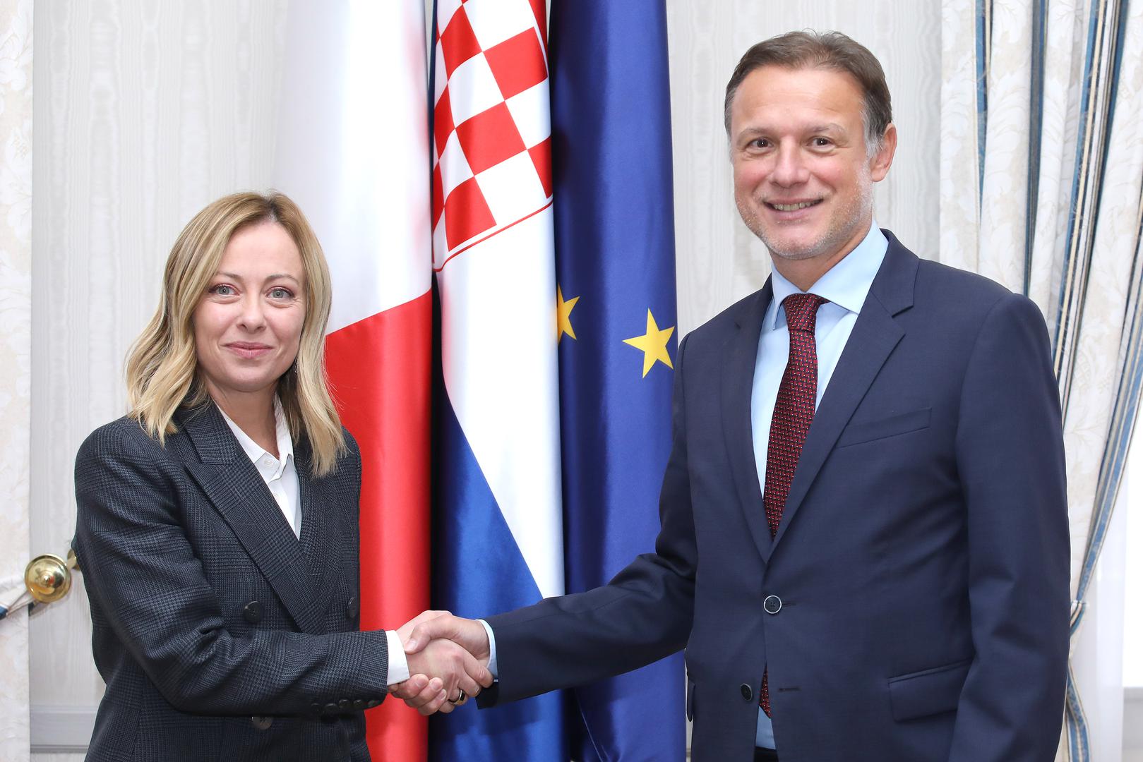 Njihova veza, koja je trajala gotovo deset godina, prekinuta je u listopadu 2023., nakon što su u javnost dospjele snimke iz televizijske emisije na kojima Giambruno upućuje neprimjerene, seksualno sugestivne komentare kolegici.
