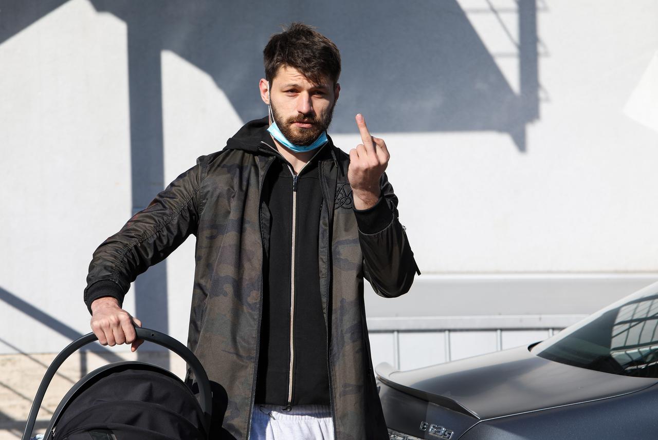 Bruno Petković došao po sina u rodilište, pa fotoreporteru pokazao srednji  prst!