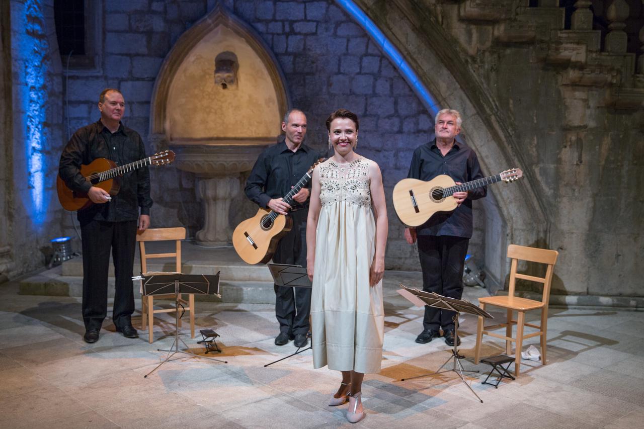 Dubrovacki gitarski trio i Renata Pokupić
