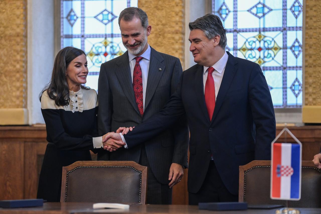 Zagreb: Dobro raspoložen kraljevski par srdačno se rukovao s bračnim parom Milanović 