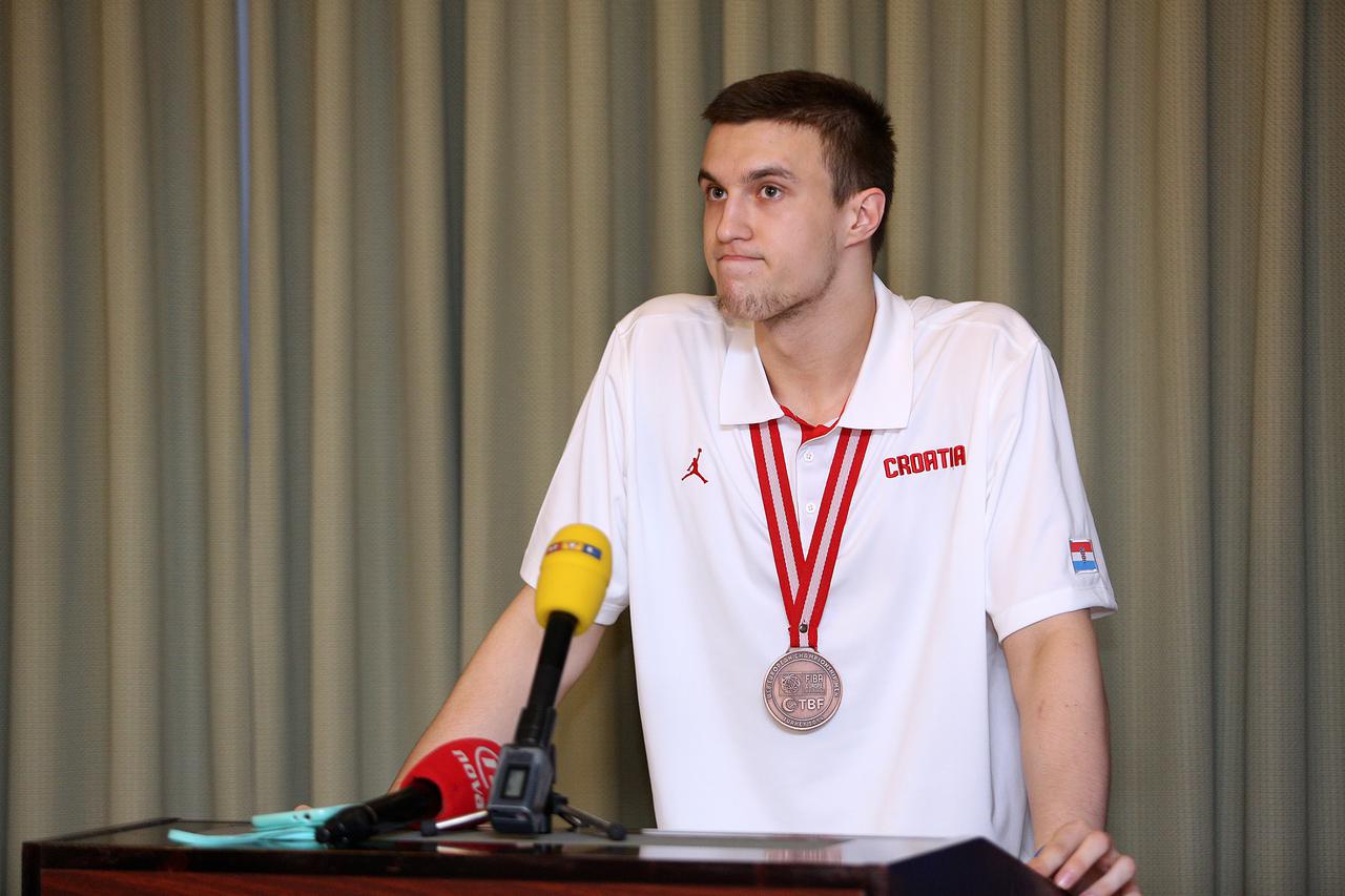 04.08.2014., Zagreb - Svecani docek Hrvatske kosarkaske juniorske reprezentacije u VIP salonu Zracne luke Zagreb koji su sletjeli iz Turske gdje su u utakmici protiv Grcke osvojili trece mjesto na Europskom prvenstvu.  Photo:Anto Magzan/PIXSELL