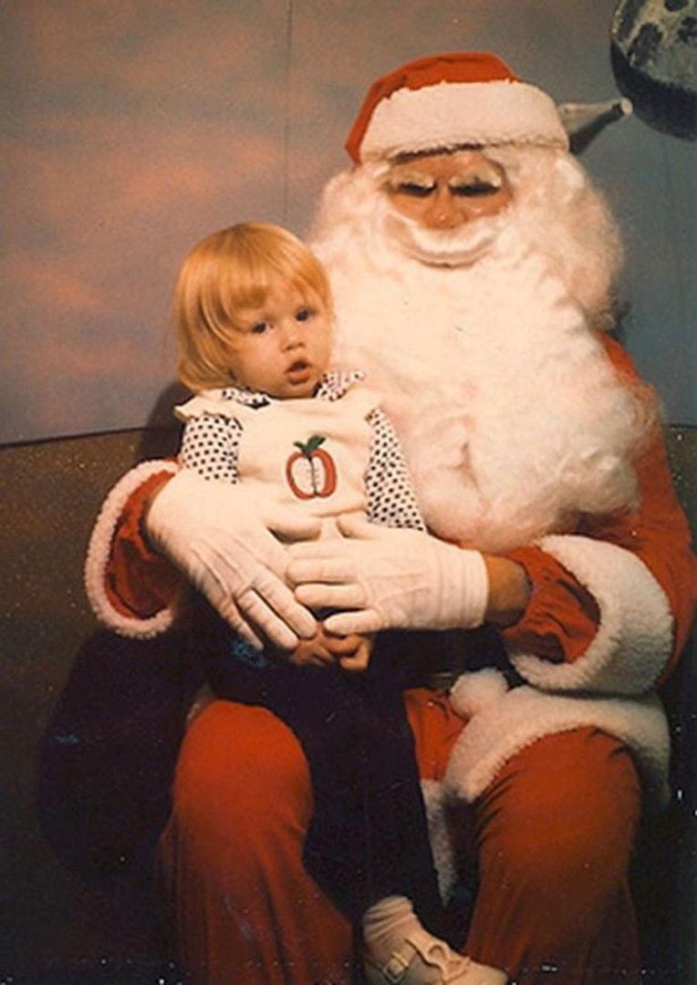 Na ovu objavu 9GAG stranice na Facebooku većina ljudi komentirala je kako im je slikanje s Djedom Božićnjakom najveća trauma iz djetinjstva.