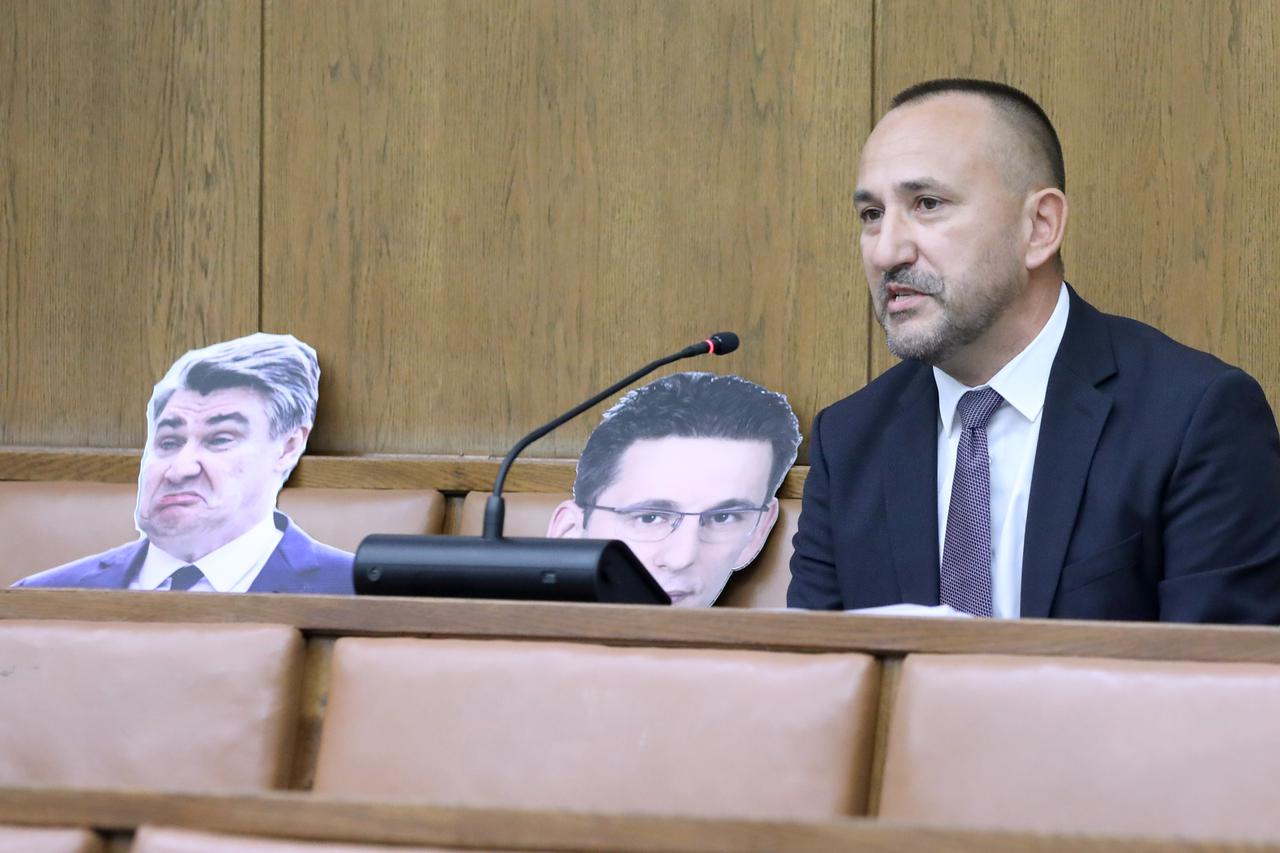 Zagreb: Hrvoje Zekanović na sjednicu Antikorupcijskog vijeća stigao sa kartonskim likovima Petrova, Panenića, Milanovića i Dobrovića