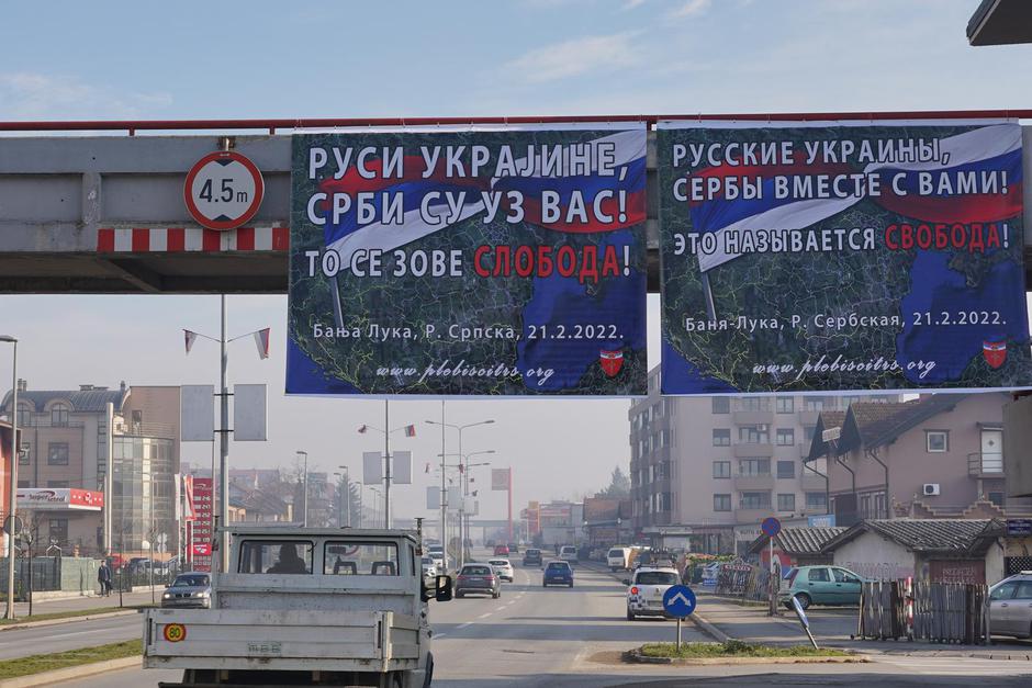 U Banja Luci jutros postavljeni transparenti "Rusi Ukrajine - Srbi su uz vas"