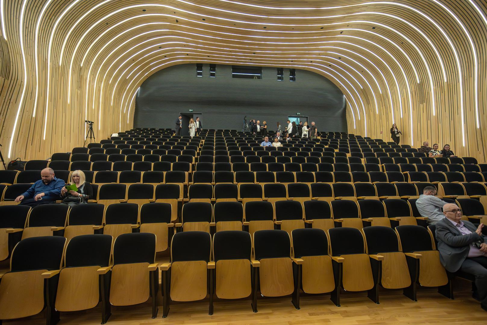 - Franjo Krežma nije dugo bio među nama, ali je ostavio dubok trag. Budući da dvorana dijeli njegovo ime, vjerujem da će dijeliti njegovu uspješnu, pa i europsku karijeru - rekao je Ivan Kristijan Majić, ravnatelj Kulturnog centra Osijek, gdje je i adresa nove dvorane.
