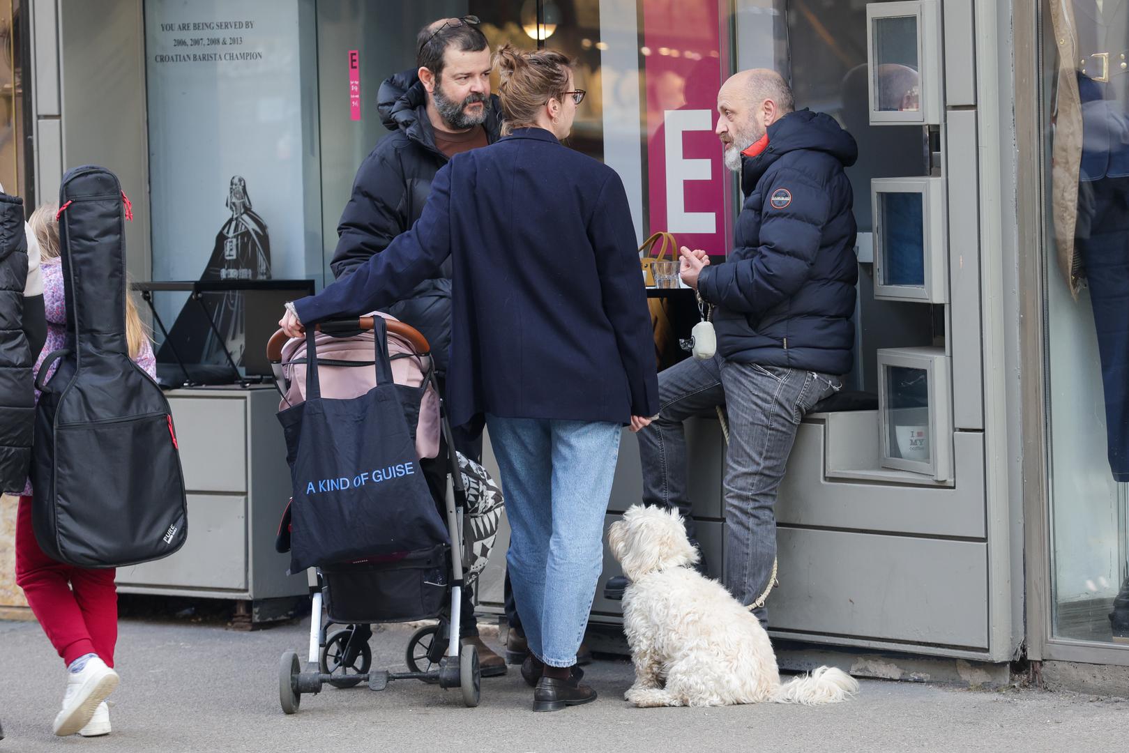 Nedugo nakon ove izjave premijera, naši fotoreporteri snimili su Milu Kekina kako u društvu prijatelja ispija kavu na Ilici, nedaleko od Britanskog trga.