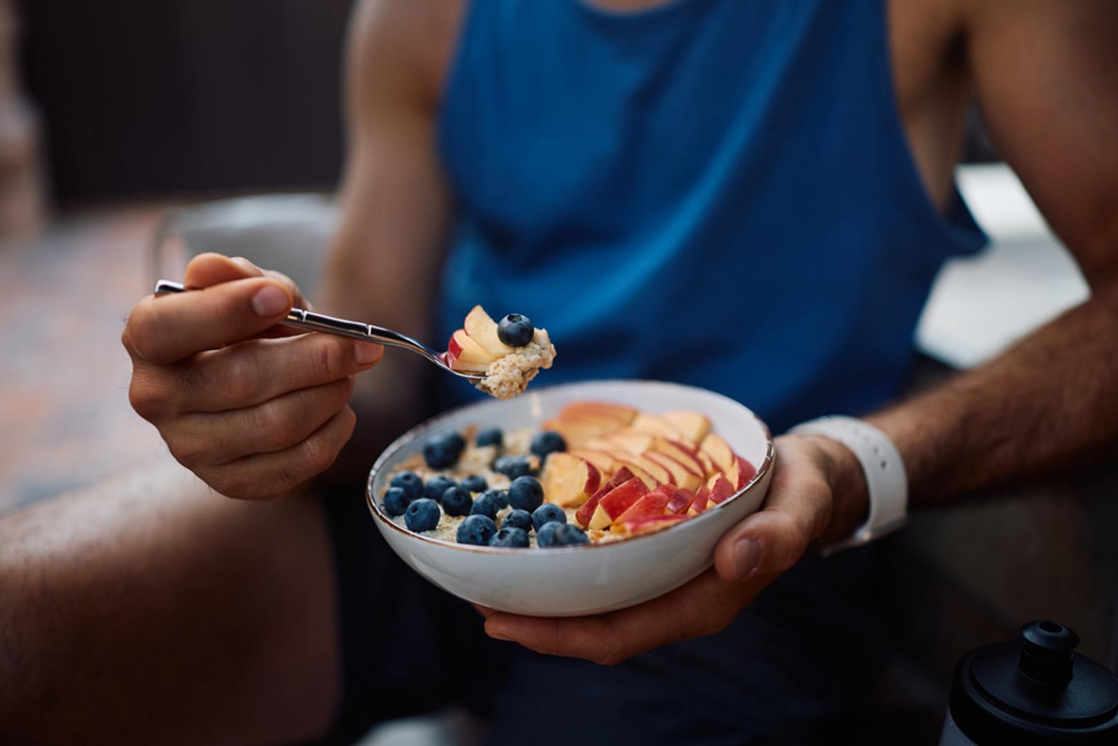 Napravite pametne zamjene za omiljene namirnice: Dugogodišnje prehrambene navike teško je naglo prekinuti, pa potpuna zabrana omiljene hrane često nije najuspješniji put. Mnogo je korisnije pronaći zdraviju verziju onoga što volite, kako biste zadovoljili želju. Takve zamjene pomažu postupno prekinuti vezu s manje zdravim navikama, bez osjećaja uskraćivanja.