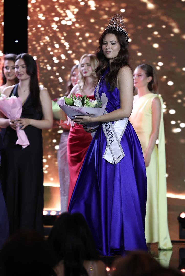 Antea je rođena u Kanadi, a zbog očeve sportske karijere odrasla je između Hrvatske, Italije i Španjolske. Iako dolazi iz sportske obitelji, odlučila se za modeling i studij. 