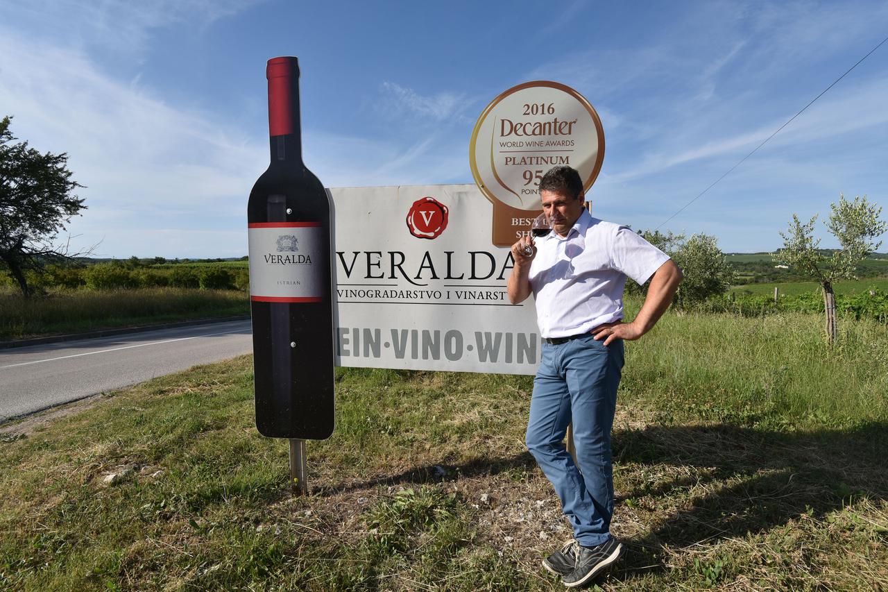 05.07.2016., Porec, Brtonigla - Luciano Visintin, vlasnik vinarije Veralda i tvorac vina Veralda Istrian koje je osvojilo nagradu za najbolje crno vino na svijetu na Decanterovom godisnjem ocjenjivanju vina. Ovjencan titulom Platinum best in show profile,