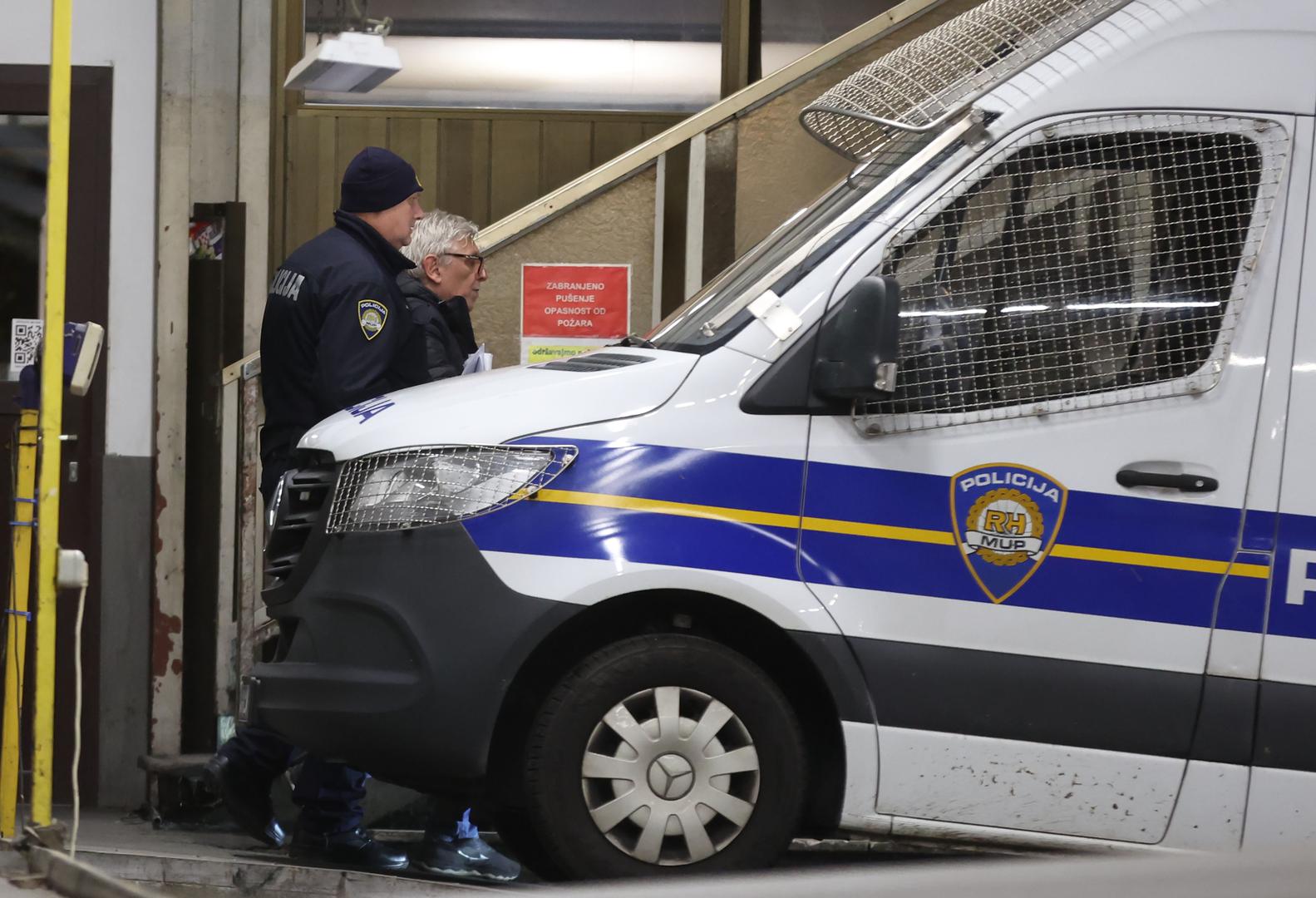 Pitanje njezine povezanosti s Pavlekom također je otvoreno. Sugovornica je za 24sata navela kako Slovakinja zna skijati, dok drugi izvor tvrdi da nikada nije pokazivala veći interes za poslovanje, već da je bila prepoznata prvenstveno po izgledu.

