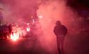 FOTO Kordon policije ispred zgrade Pinka: Zapaljene baklje, pogledajte prizore iz Beograda