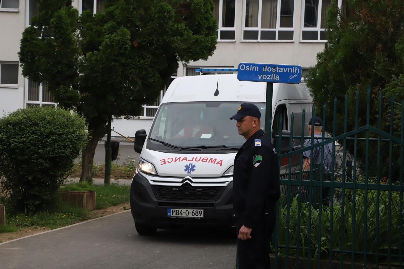 14.06.2023., Lukavac, Bosna i Hercegovina - Policijski ocevid u osnovnoj skoli "Lukavac Grad" gdje je u jutarnjim satima doslo do uporabe vatrenog oruzja pri cemu je jedna osoba ranjena i nalazi se u zivotnoj opasnosti. Photo: Stringer/PIXSELL