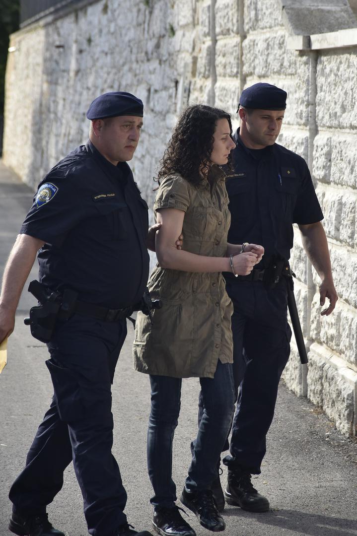 25.05.2017., Pula - Policija privodi Chiaru Rojnic, majku trogodisnjeg djecaka ubijenog jucer na predjelu Mandrac. Photo: Dusko Marusic/PIXSELL 