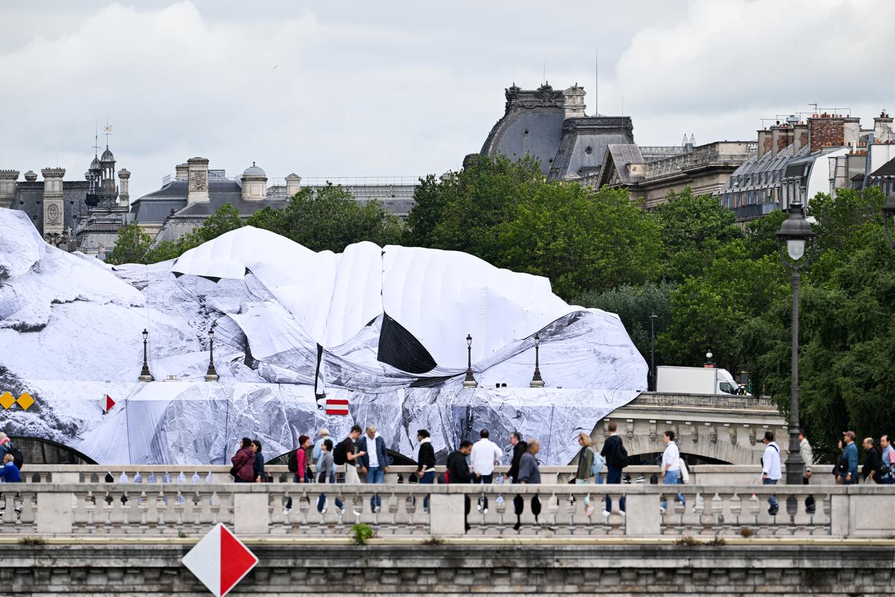 Pariz: Vjetar uništio  instalaciju Caverne Du Pont Neuf umjetnika JR-a