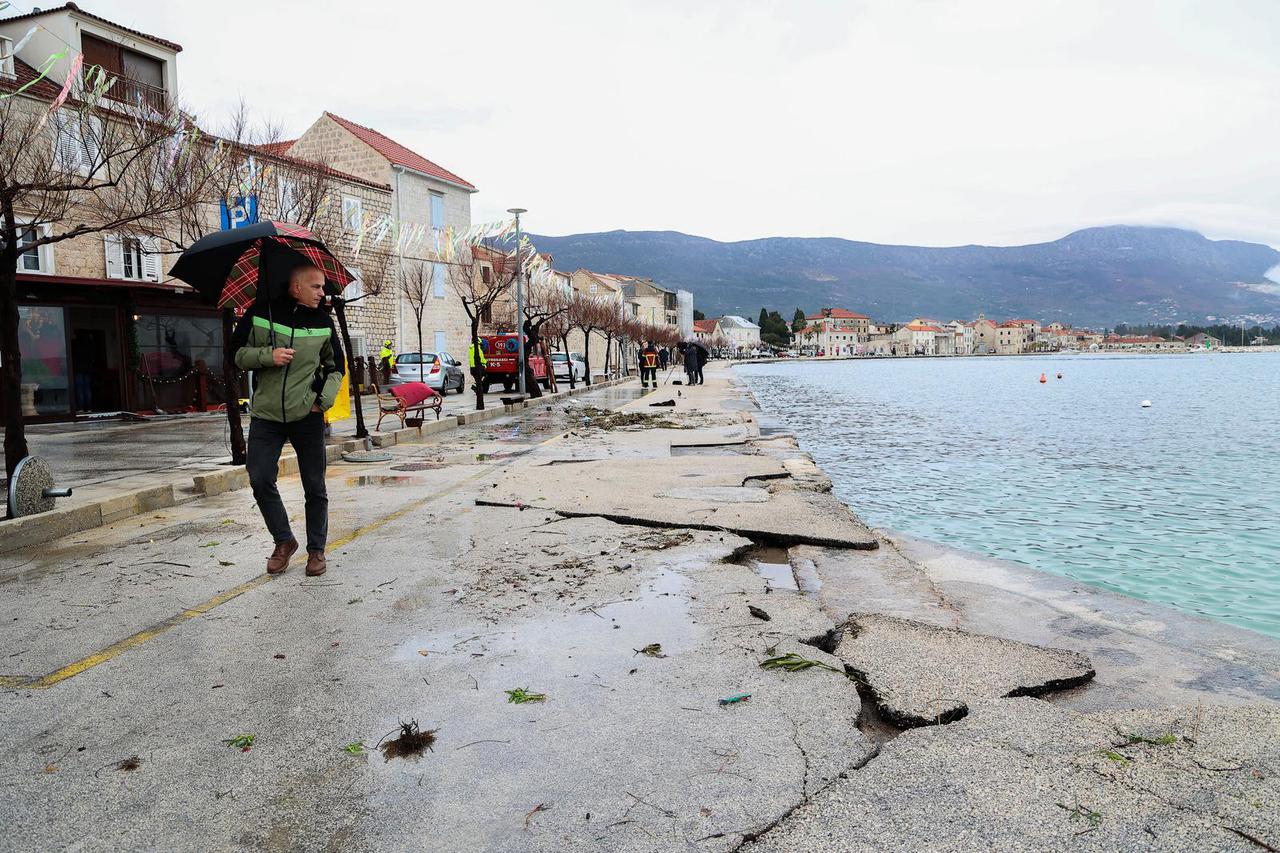 Kaštela: Ciklonalna plima poplavila rivu i okolne ulice