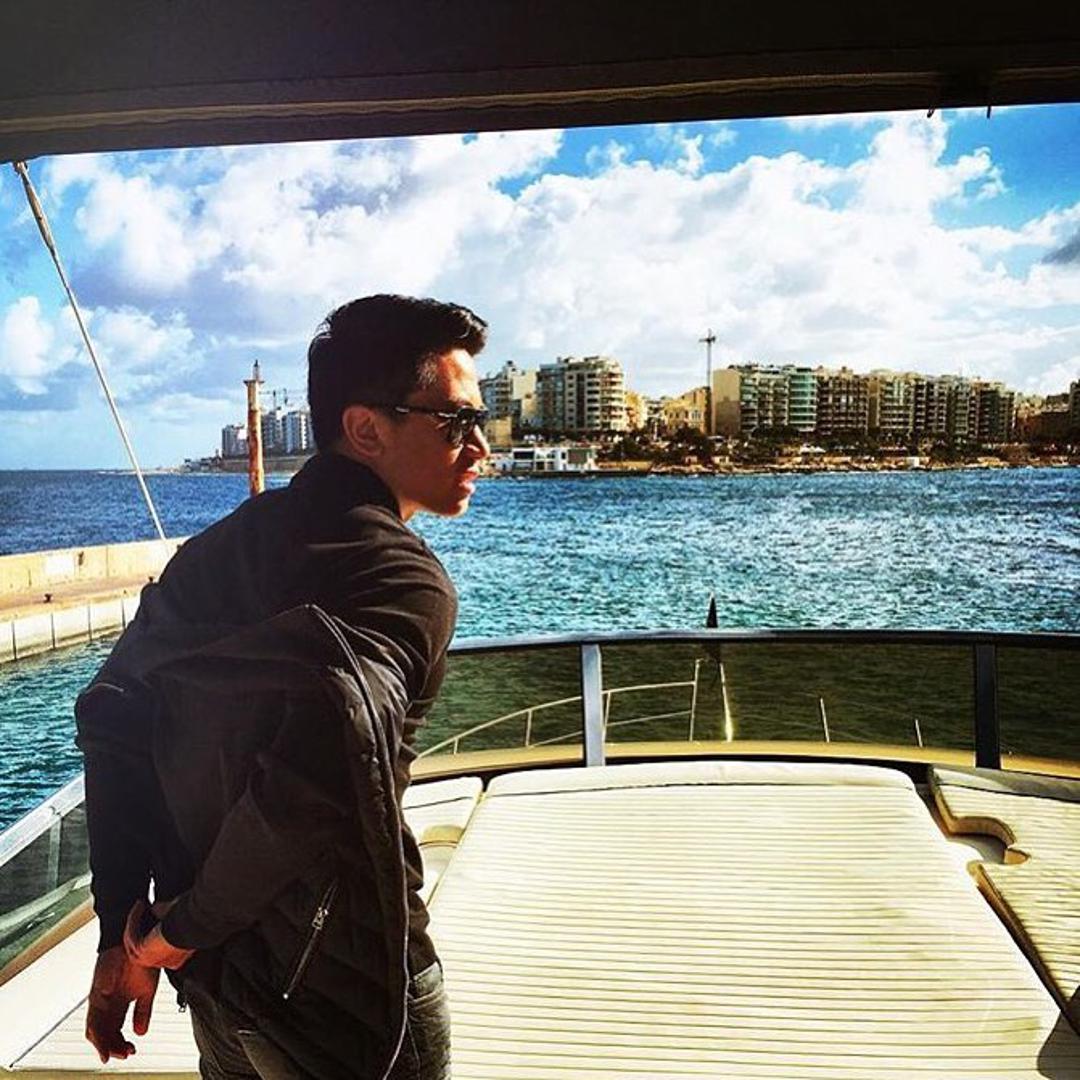 Njegovi roditelji, sultan i njegova druga žena Puan Hjh Maryam, razveli su se 2003. godine. 