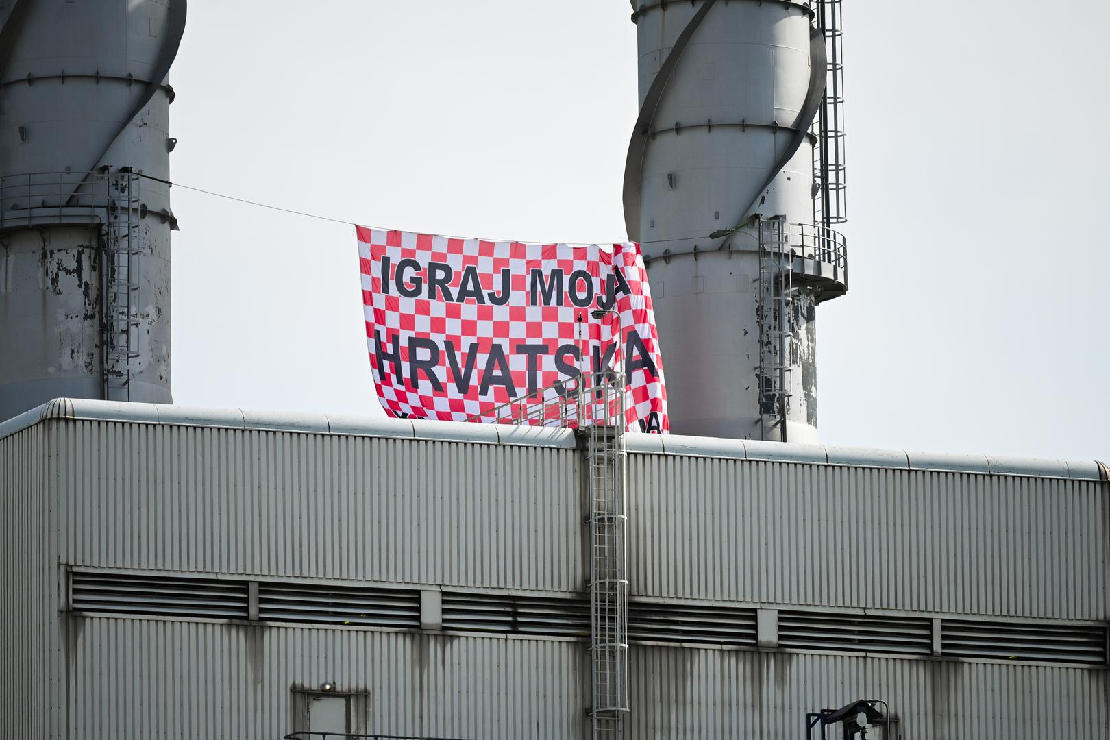 Osim što se dogovara lokacija navijanja, uz to se pripremaju dresovi i zastave.