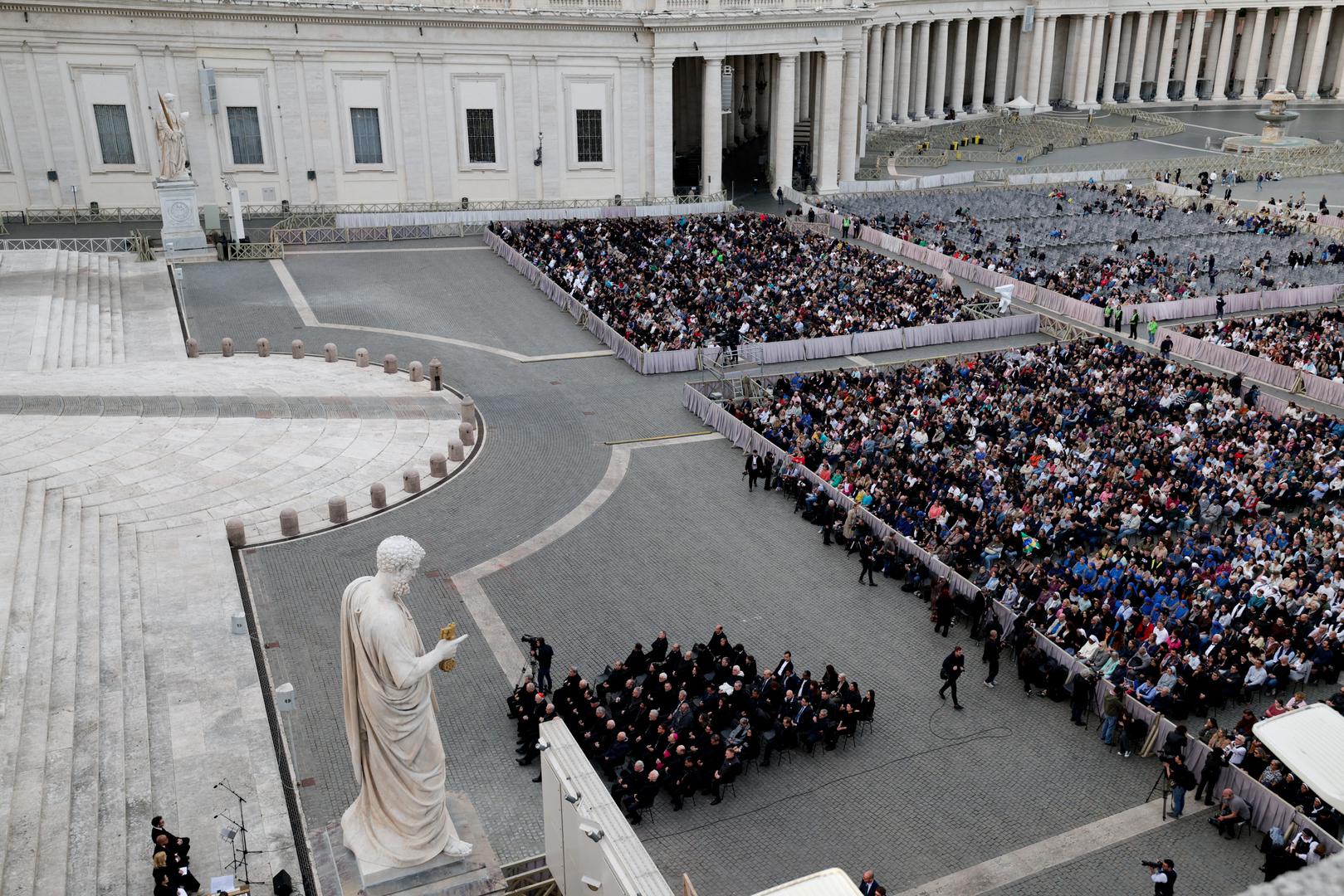 Trg je danas postao mjesto tihe tuge, ali zajedništva i zahvalnosti, mjesto posljednjeg pozdrava čovjeku koji je propovijedao mir, oprost i ljubav