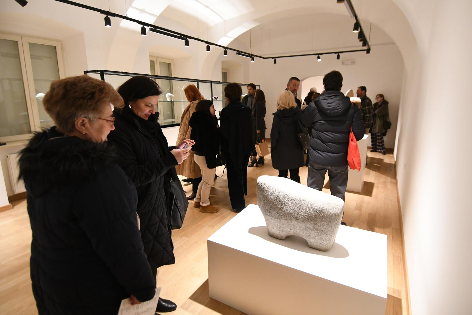 Izložba uključuje i djela iz zbirke Gradskog muzeja Bjelovar, među kojima su fragmenti miniranog Spomenika strijeljanima / Poziva na ustanak iz 1947., podignutog u spomen na Bakićeva brata Slobodana