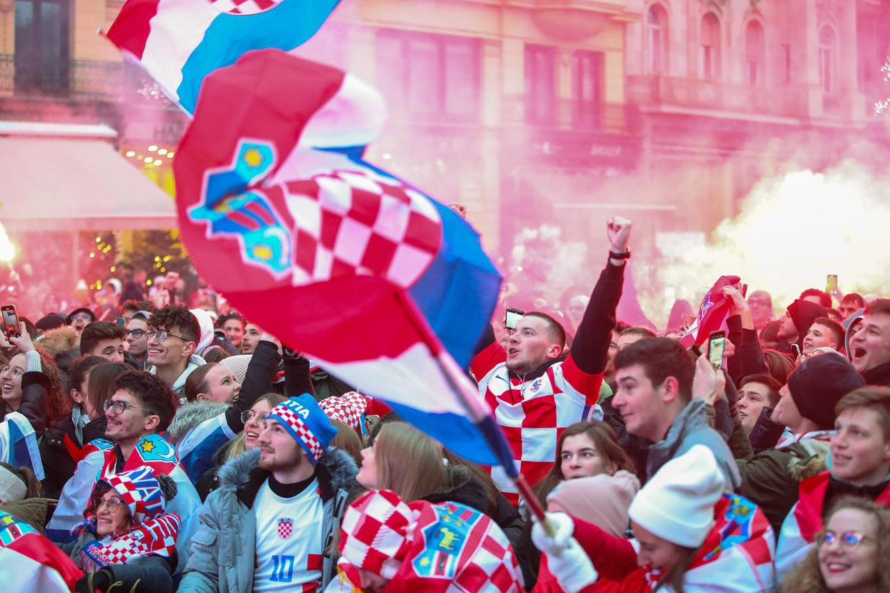 Zagreb: Bakljada na Trgu bana Josipa Jelačića nakon prvog pogotka