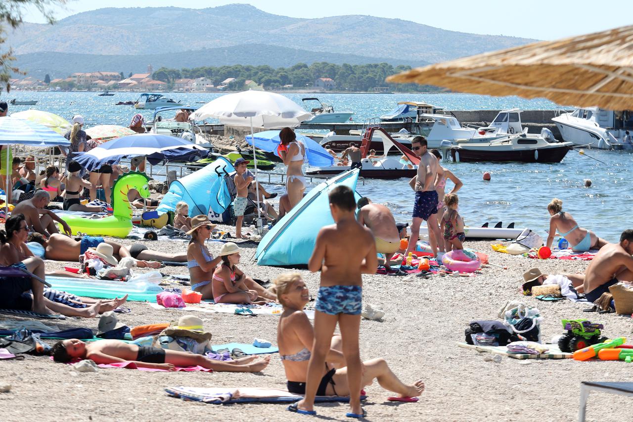Velika gužva na plaži u Brodarici