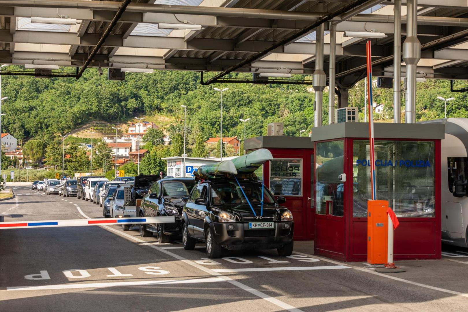22.05.2020.. Plovanija - Strani drzavljani ulaze u Hrvatsku na granicnom prijelazu Kastel.Photo: Srecko Niketic/PIXSELL