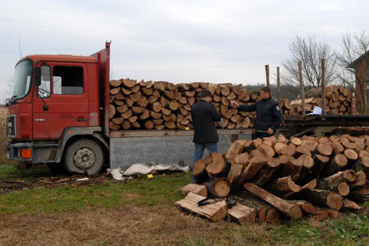 prevrnula se prikolica traktora