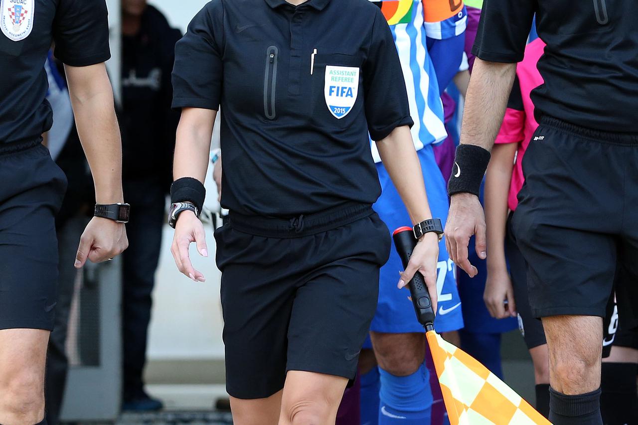 31.10.2015., Zagreb, stadion NK Zagreb - Nogometna utakmica Prve MAXtv lige, 15. kolo, NK Lokomotiva - NK Osijek. Prvi put u povijesti HNL jedan od pomocnih sudaca bila je zena i to Rodjak Karsic Sanja Photo: Robert Anic/PIXSELL