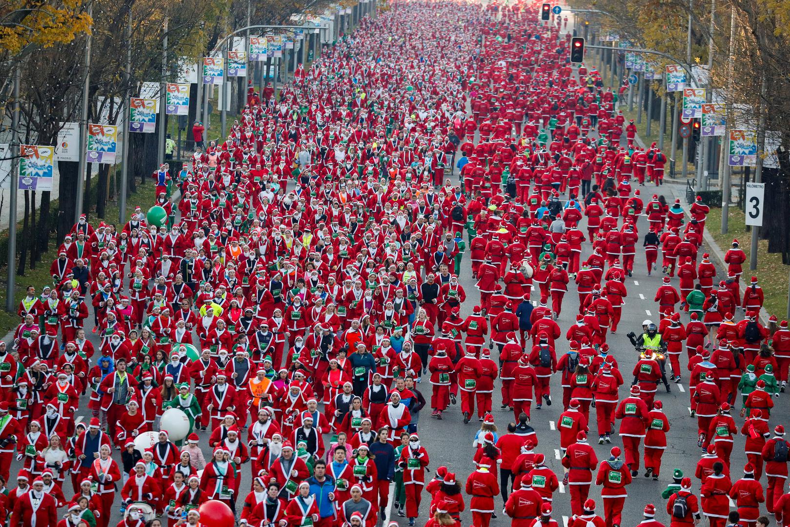Organizatori su rekli da je utrka Djedova Božićnjaka najveća takve vrste u svijetu.
