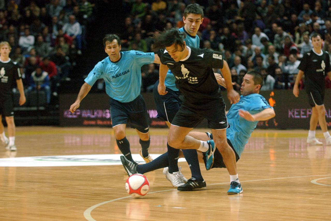 'pixsell - 27.12.2009. ,Split ,Hrvatska tradocionalni turnir cetiri kafica u splitskoj spaladium areni ,prva utakmica polufinala izmedju plave kave i tropico Photo: Leonard Nincevic/PIXSELL'