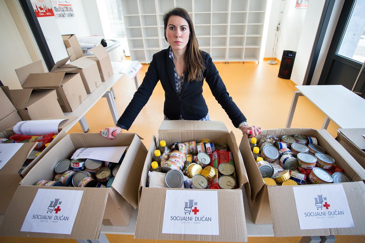 09.03.2015., Zagreb -  U prostorijama Crvenog kriza na adresi Siget 18a, otvara se prvi socijalni ducan u Zagrebu. U tijeku je punjenje ducana prehrambenim artiklima. Andrea Simunovic, voditelj projekta socijalnog ducana.  Photo: Davor Puklavec/PIXSELL