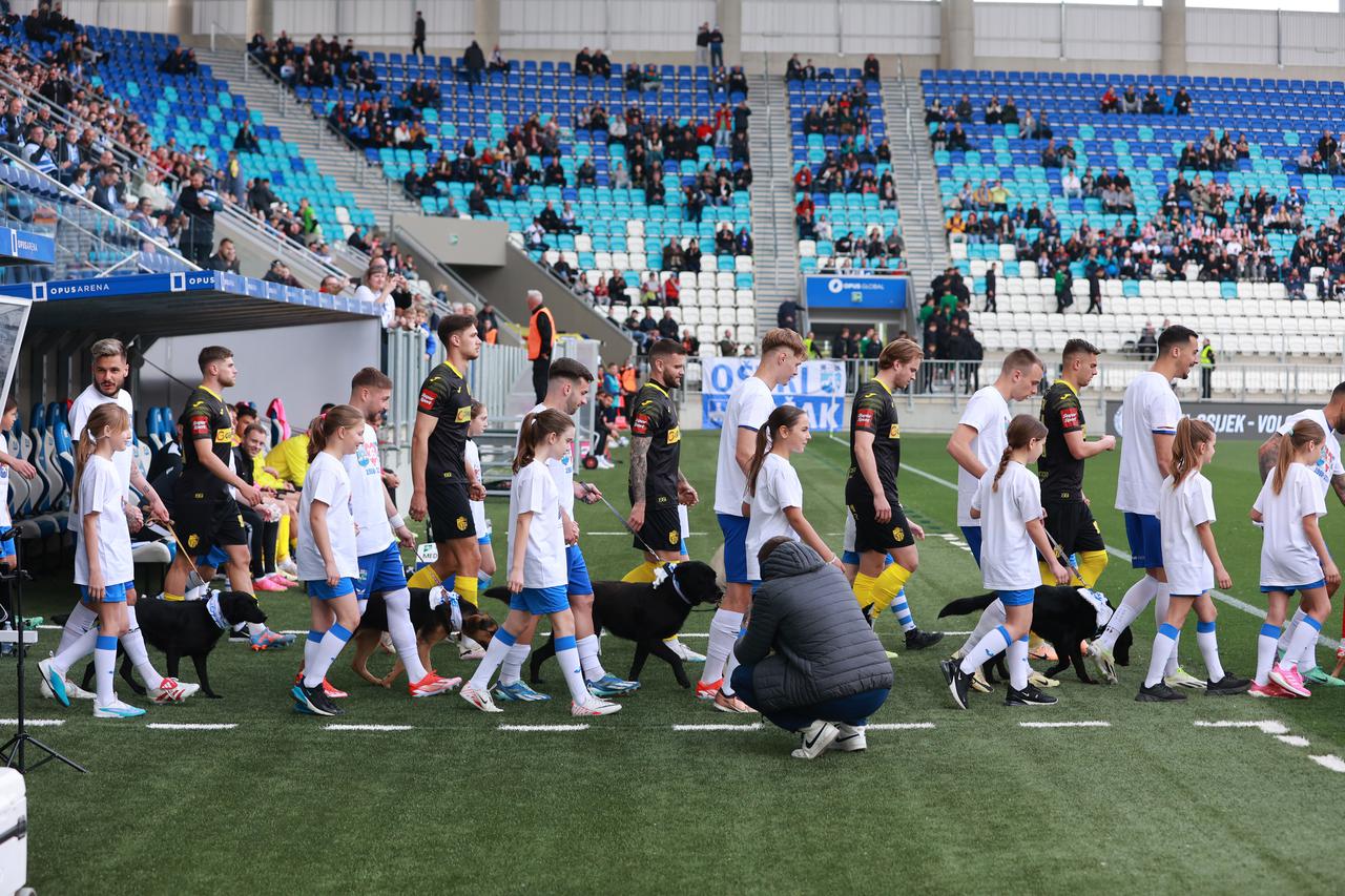 Osijek: Izlazak igrača u društvu djece i pasa