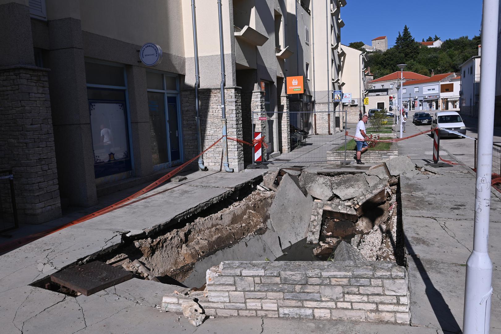 Ukoliko se rupa uskoro ne sanira na način koji nije betoniranje, stanarima zgrade prijeti iseljavanje, piše Zadarski.hr.