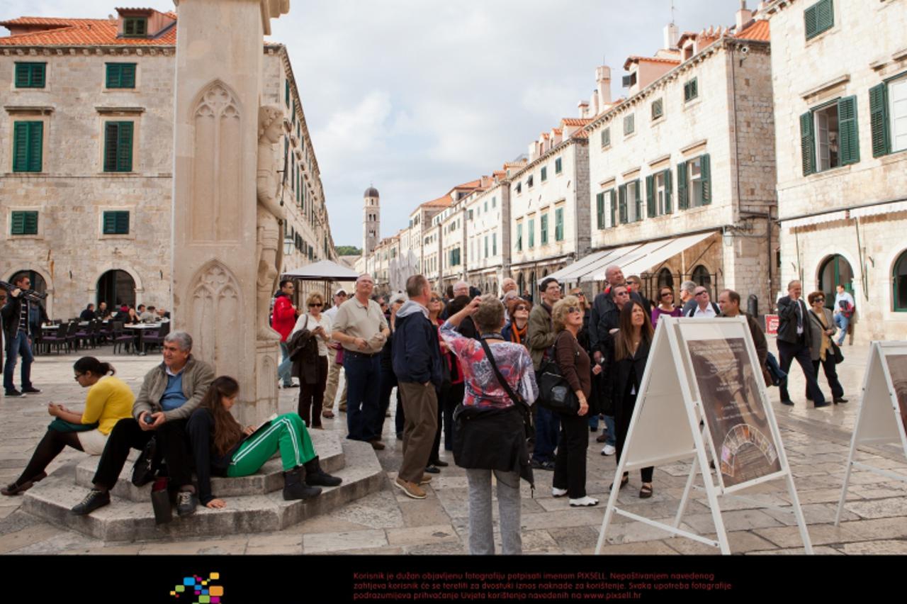 '08.11.2011., Stradun, Dubrovnik - Iako je poprilicno zahladilo na Stradunu se smjenjuju grupe turista iz raznih krajeva svijeta. Photo: Grgo Jelavic/PIXSELL'