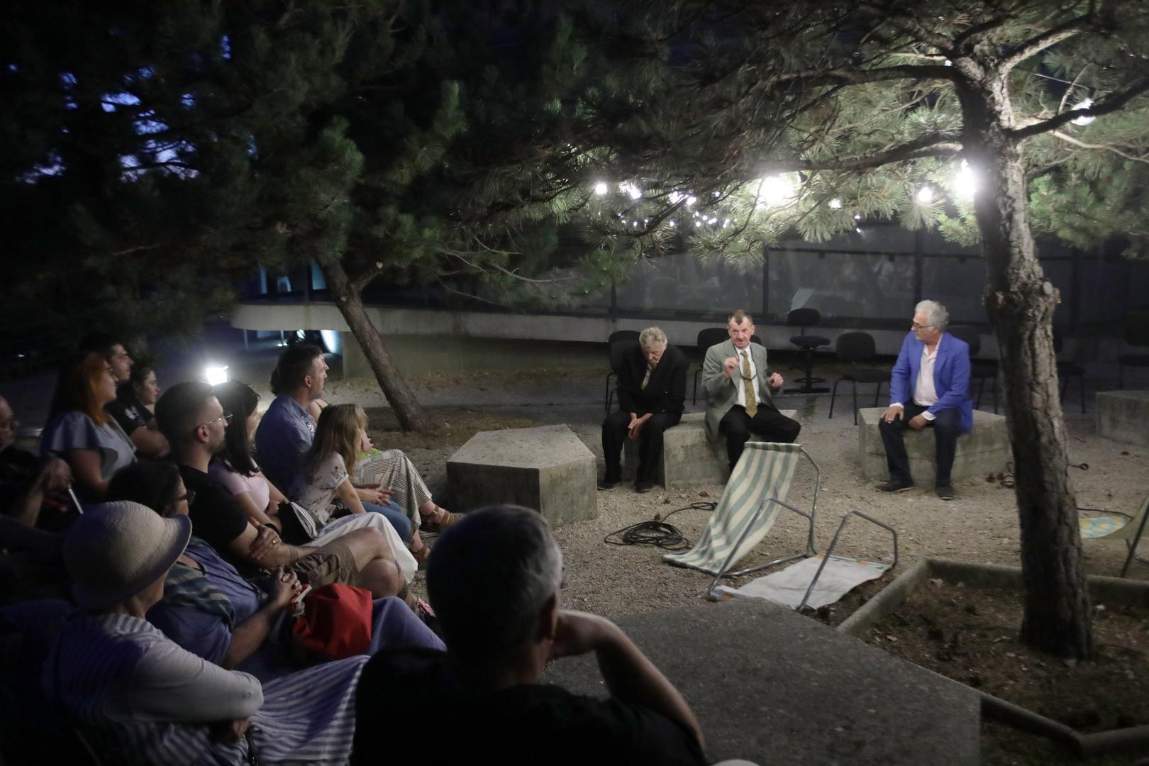"Serenada ljetne noći“ druga je Hubakova autorska predstava nastala za Riječke ljetne noći te nastavlja njegovo istraživanje susreta klasične glazbe i kazališta. 

