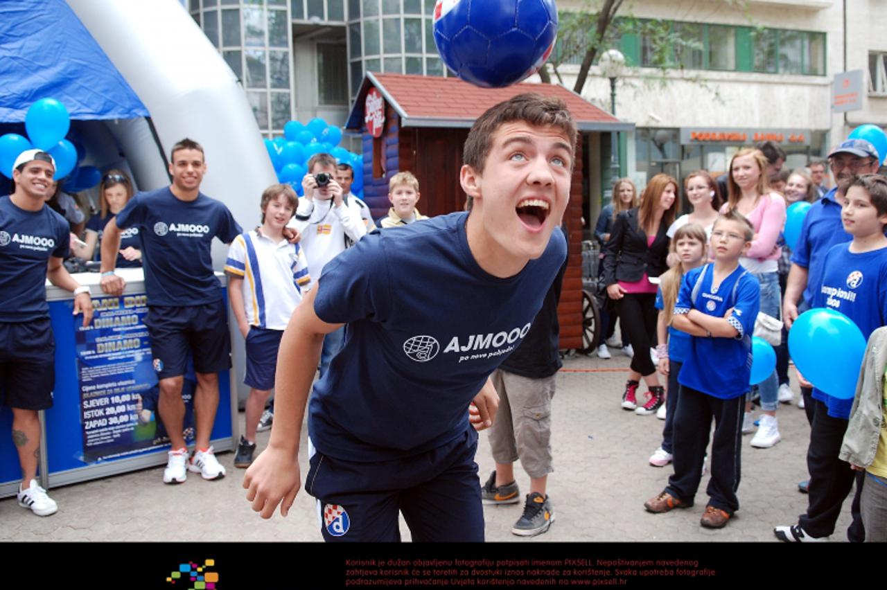 '06.05.2012., Zagreb - Druzenje igraca GNK Dinamo sa navijacima u Bogovicevoj ulici. Mateo Kovacic.  Photo: Luka Stanzl/PIXSELL '
