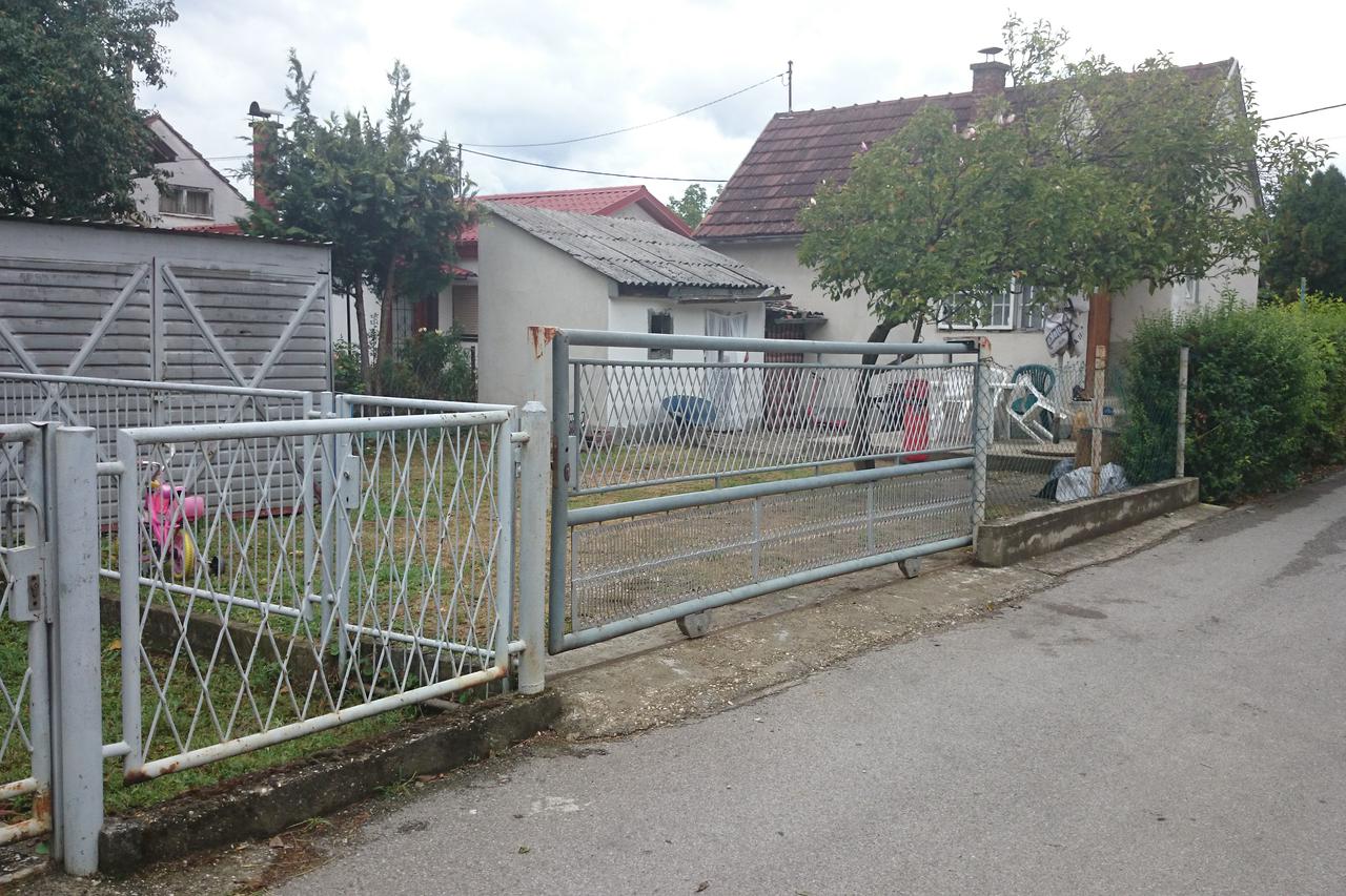 vrata pala na dječaka