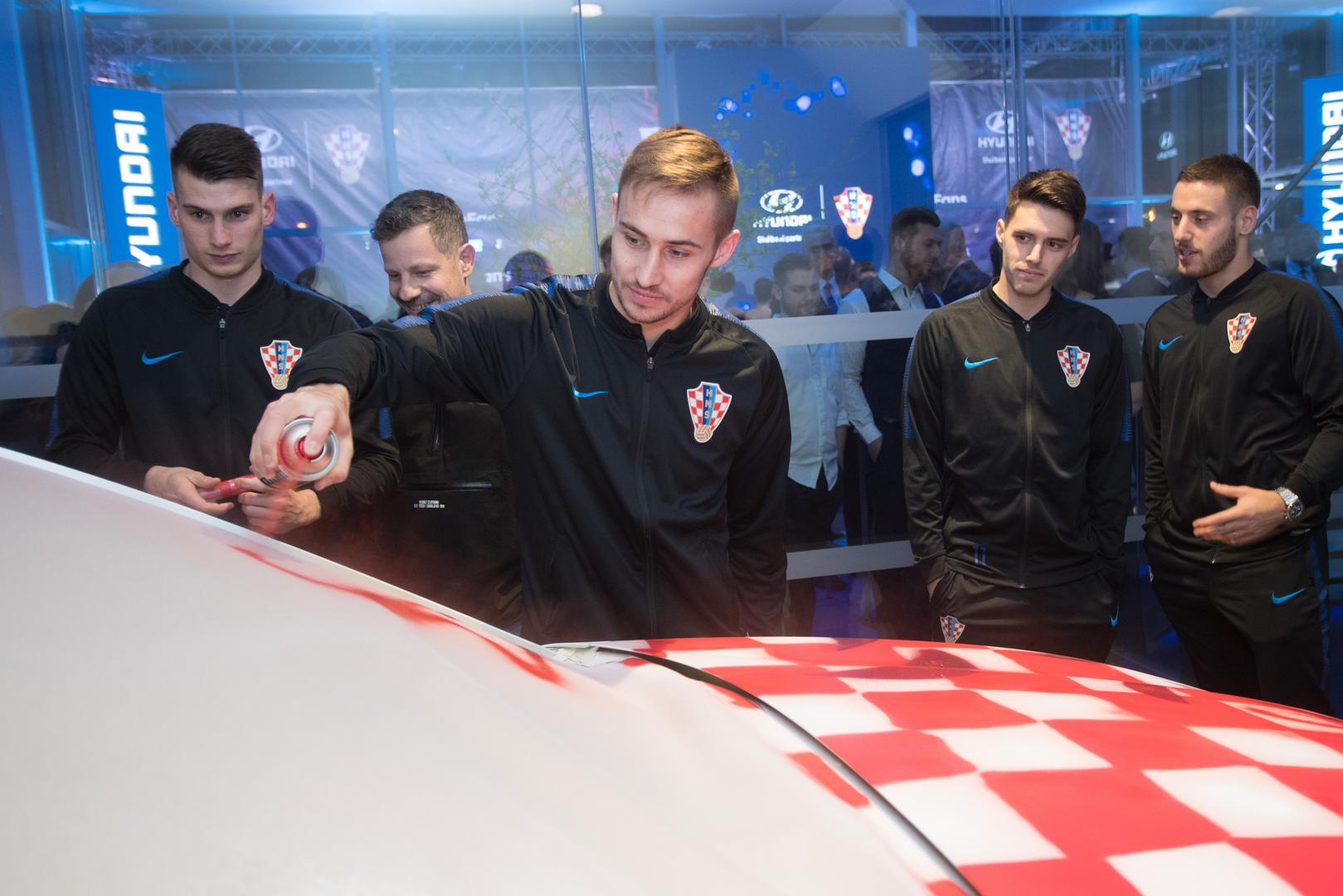Vatreni su se potpisali sprejem na automobil koji je oslikao umjetnik Lunar. Tamo su bili Josip Brekalo, Marko Rog, Milan Badelj, Bruno Petković...