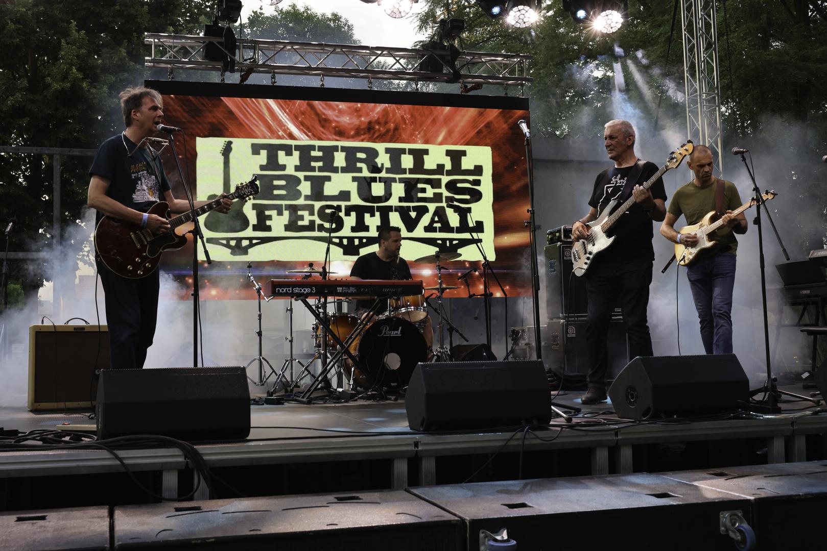 Tomi Novak službeno je otvorio glavni dio programa. Kao jedan od vodećih hrvatskih blues glazbenika i učenik legendarnog Woodyja Mana, Novak je oduševio publiku virtuoznošću i autentičnim blues izričajem. Njegov nastup bio je emotivan hommage tradiciji, ali i svjež pogled na žanr.