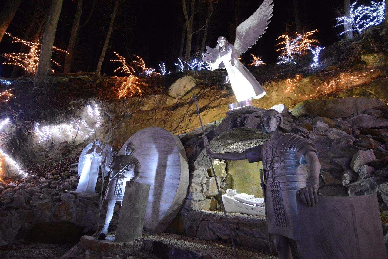 Jedne od najvećih jaslica u RH novost su Božićne priče Salajevih