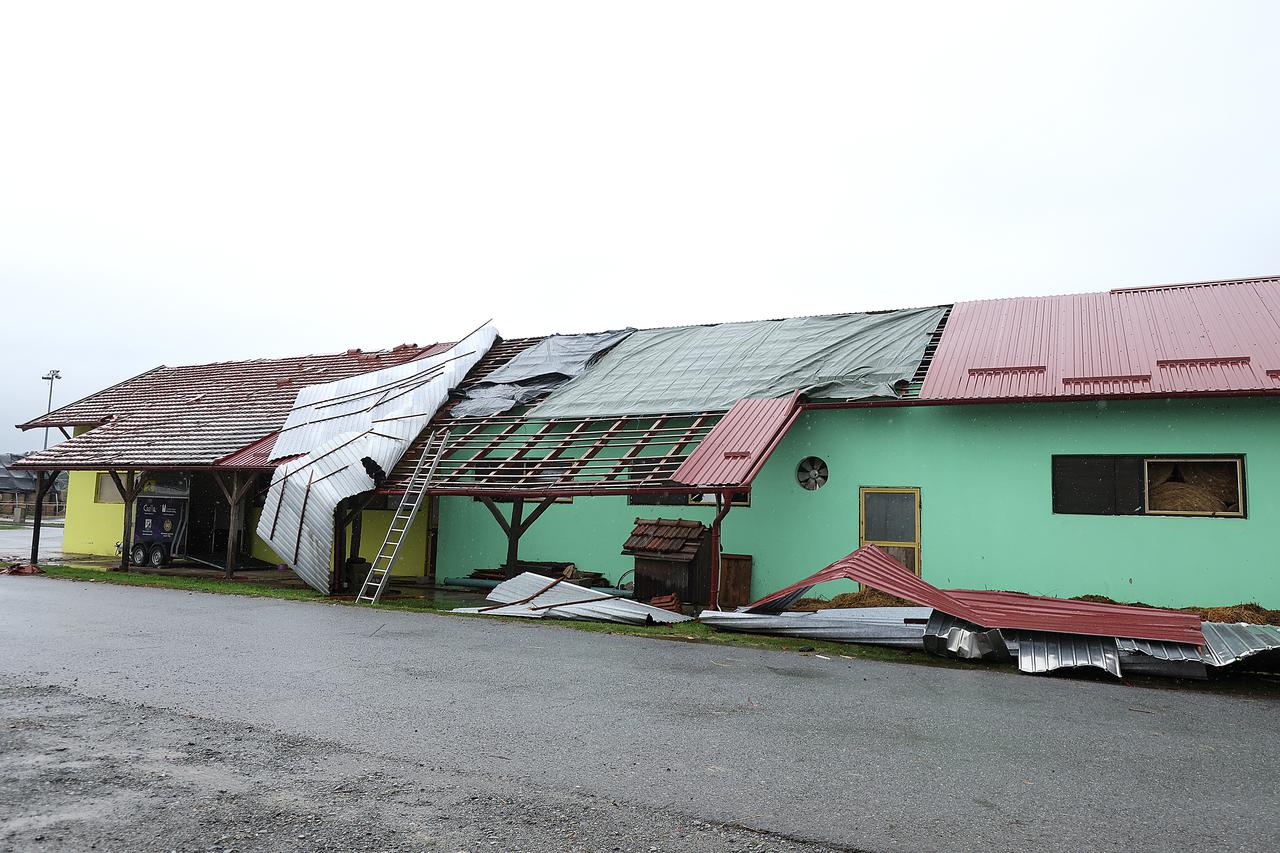 Uništeno krovište konjičkog kluba Husar u Čazmi