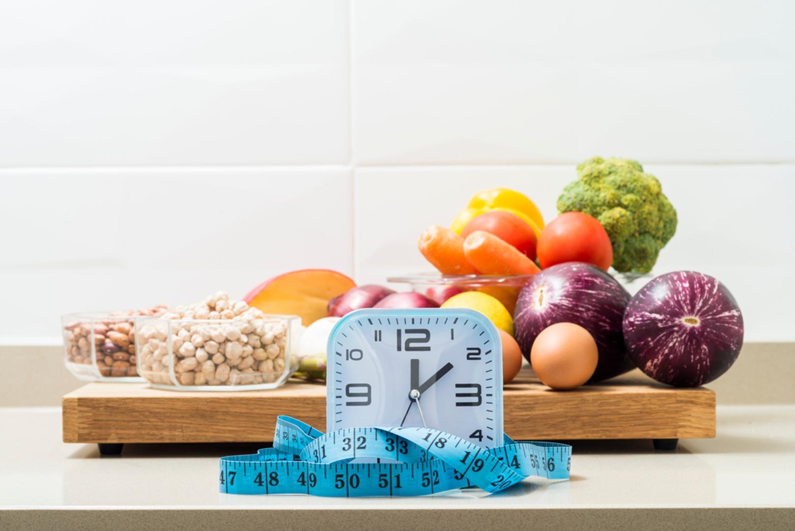 Zona (The Zone Diet, 40-30-30): Zona je pokušala donijeti “znanstveni” štih: omjer 40% ugljikohidrata, 30% proteina i 30% masti. Bila je popularna među onima koji su voljeli strukturu jer je nudila jasne smjernice i kontrolu porcija. U praksi je zahtijevala dosta planiranja, pa su je mnogi držali kratko, sve dok ne bi došlo prvo veće druženje, put ili stresni tjedan.