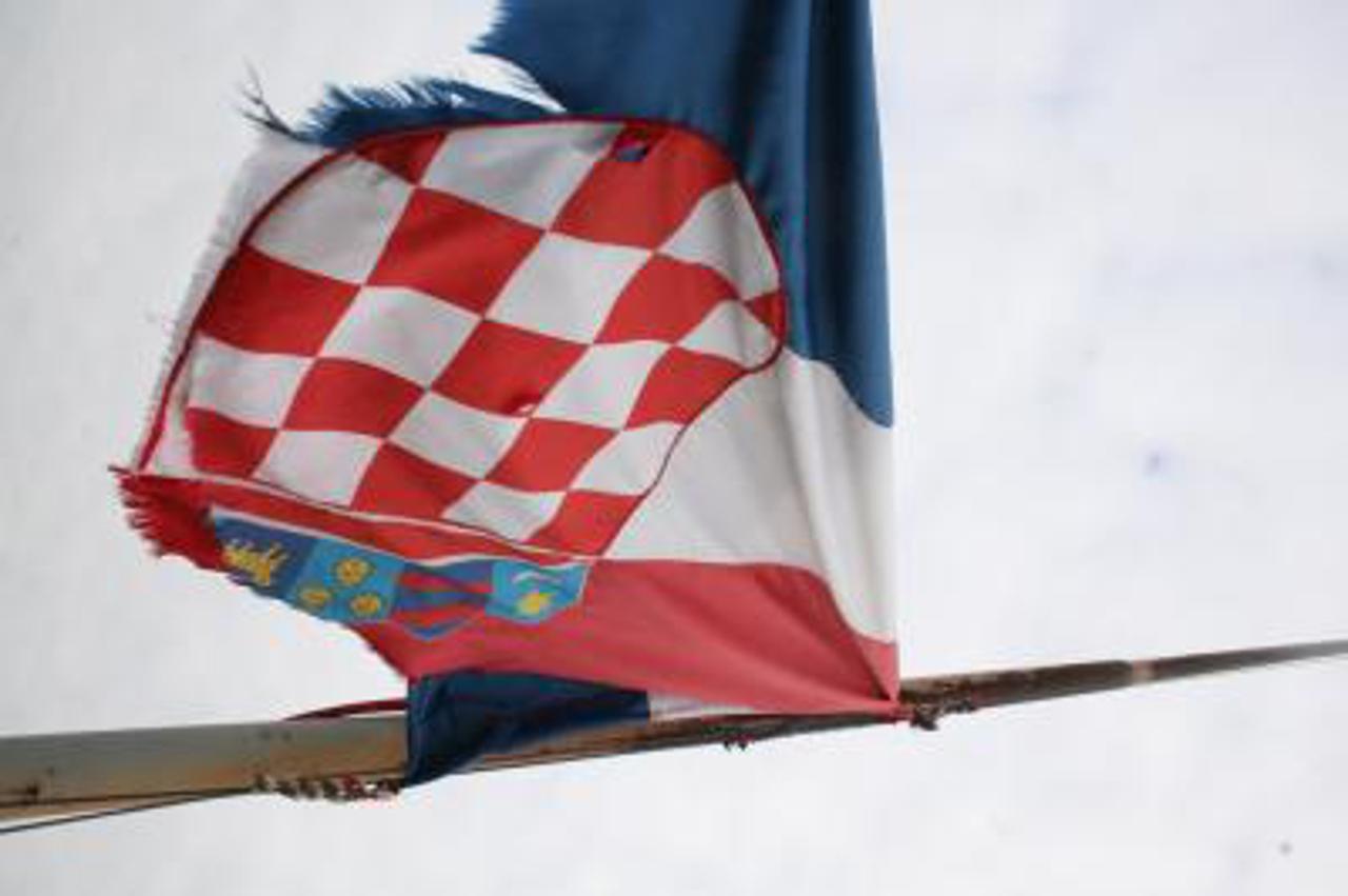 potrgana zastava knin