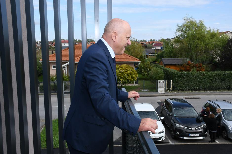 Branko Bačić i gradonačelnica Ikić-Baniček uručili ključeve novih stanova