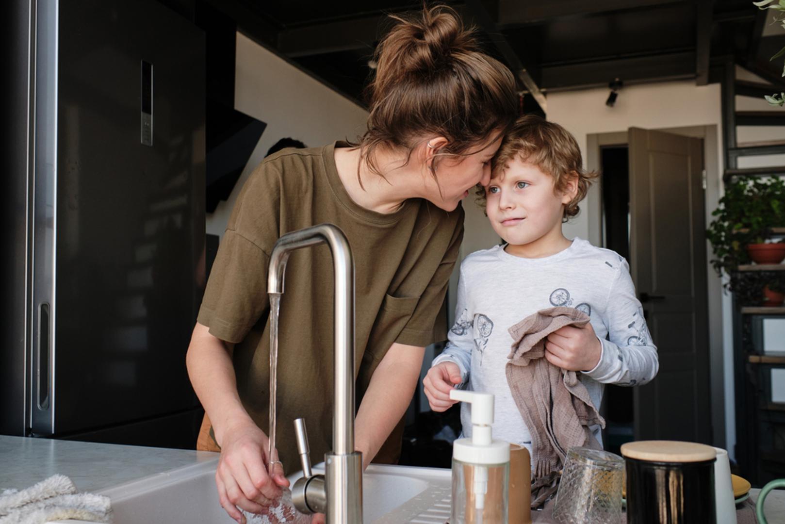 Iskreno zahvalite: Zahvalnost je oblik priznanja koji ljudi često zaboravljaju. Zahvalite osobi koja vam je pomogla, prodavaču u trgovini ili kolegi na poslu. Iskreno "hvala" pokazuje poštovanje i zahvalnost za svaki trud, ma kako mali bio.
