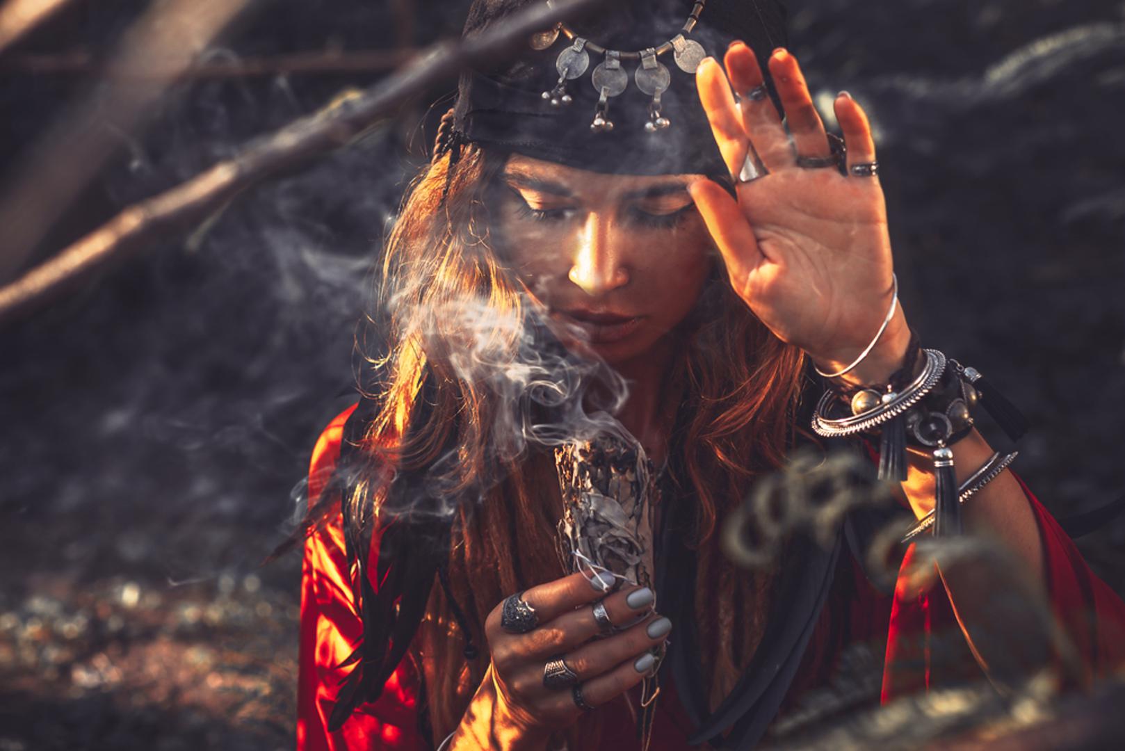 Jarac: Iako naizgled prizemljen, Jarac ima snažnu fascinaciju starim znanjima, tajnim društvima i drevnim ritualima. Privlače ga misteriji koji nose element tradicije i mudrosti. Njegov pristup mističnom je ozbiljan i discipliniran, traži čvrste dokaze, ali ne odbacuje ono što se ne može lako objasniti.